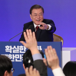 문재인 대통령이 지난 14일 청와대 영빈관에서 열린 2020 신년 기자회견에서 질의를 요청하는 기자를 지정하고 있다.<연합뉴스>
